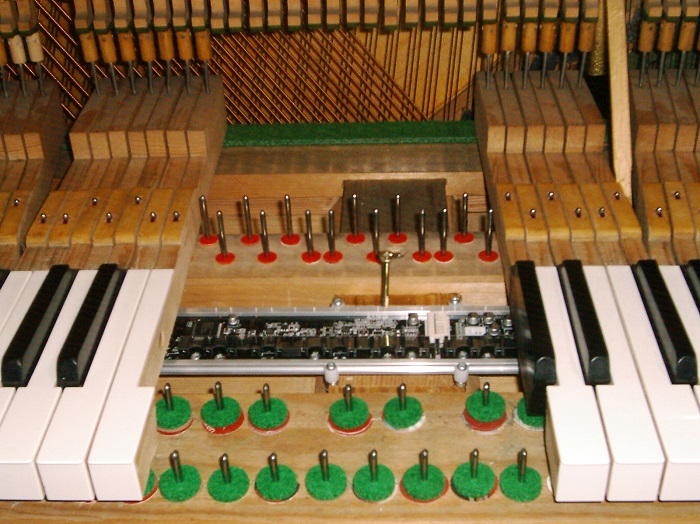 Ansicht einer eingebauten KORG-Lichtsensor-Tonabnehmerleiste in einem restaurierten Instrument